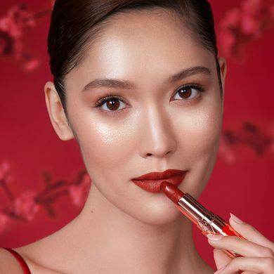 Губная помада CHARLOTTE TILBURY Matte Revolution Lipstick in Blossom Red - Lunar New Year